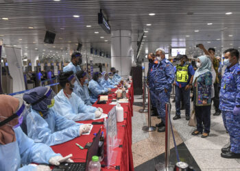 MOHD. Redzuan Yusof melihat operasi keselamatan APM di KLIA, Sepang malam tadi.