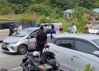 TANGKAP layar rakaman video tular seorang wanita ditahan polis kerana memandu secara melulu di dalam kawasan taman perumahan di Taman Indah, Tampin, Negeri Sembilan,  semalam.