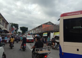 KEADAAN di sekitar Pasar Awam Ayer Itam, Pulau Pinang yang masih sesak meskipun ketika PKP memaksa polis menutup laluan itu bermula esok. - UTUSAN/NOOR HASLIZA NUSI