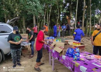 Penduduk sedang berbelanja barang keperluan dapur menerusi akiviti pasar bergerak Pasar Raya Darulmakmur dan Majlis Ugama Islam Pahang di Kampung Kuala Sat, Jerantut, Pahang baru-baru ini . - HARIS FADILAH AHMAD