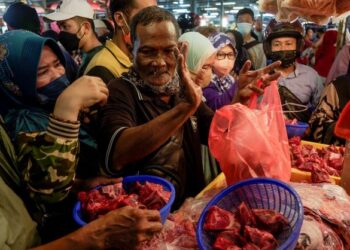 RAMAI yang menyerbu pasar pada malam hari raya untuk membeli bahan basah bagi menyediakan
hidangan Hari Raya Aidilfitri.