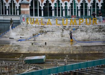 Kerja-kerja pembersihan kolam air pancur berhampiran Masjid Jamek di ibu negara berikutan banjir kilat selepas hujan lebat hingga menyebabkan air Sungai Klang melimpah, baru-baru ini. – UTUSAN/MUHAMAD IQBAL ROSLI