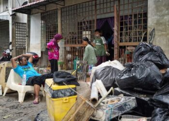 SOKONGAN psikososial diperlukan oleh mangsa banjir bagi  membantu memulihkan kestabilan emosi dan tekanan perasaan yang terjejas akibat bencana itu. – UTUSAN/MUHAMAD IQBAL ROSLI