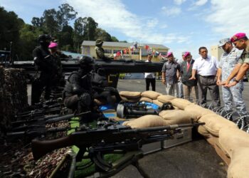 MOHD. Reza Mohd. Sany (dua dari kanan) diberi penerangan mengenai persenjataan Paskal sempena sambutan ulang tahun ke-40 pasukan elit itu di Pangkalan TLDM Lumut hari ini. - UTUSAN