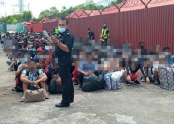 SEBAHAGIAN daripada PATI ditahan di Depot Imigresen Sandakan sebelum diusir keluar ke Zamboanga, Filipina.