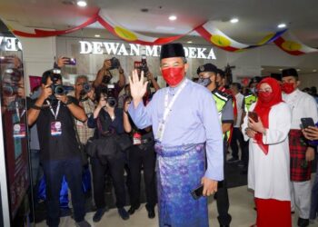 MOHAMAD Hasan tiba di PWTC untuk merasmikan  serentak Perhimpunan Agung Pergerakan Wanita, Pemuda dan Puteri UMNO di Dewan Merdeka.