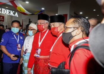 ABDUL Hadi Awang, Najib Tun Razak dan Ahmad Zahid Hamidi memasuki Dewan Merdeka sempena Majlis Perasmian Perhimpunan Agung UMNO 2020. - UTUSAN/SHIDDIQIN ZON