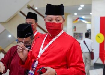 ANNUAR Musa hadir ke Perhimpunan Agung UMNO 2020 di Pusat Dagangan Dunia Kuala Lumpur (WTCKL). - UTUSAN/SHIDDIEQIIN ZON