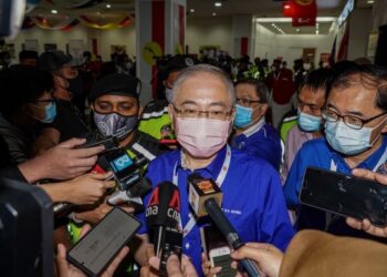 WEE Ka Siong hadir ke Perhimpunan Agung UMNO 2020 di Pusat Dagangan Dunia Kuala Lumpur (WTCKL). - UTUSAN/SHIDDIEQIIN ZON