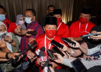 AHMAD Maslan bercakap kepada media ketika melawat pusat media di Perhimpunan Agung UMNO 2020 di Pusat Dagangan Dunia Kuala Lumpur (WTCKL). - UTUSAN/SHIDDIEQIIN ZON