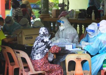 PENDUDUK Pauh Lima, Kota Bharu, Kelantan, menjalani ujian saringan Covid-19 selepas kampung berkenaan dikenakan PKPD. - UTUSAN/ZULHANIFA SIDEK