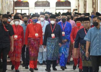 PRESIDEN UMNO, Datuk Seri Dr. Ahmad Zahid Hamidi (tengah) bersama Naib Presiden UMNO, Datuk Seri Ismail Sabri Yaakob merangkap Perdana Menteri (tiga dari kiri) ketika tiba sempena Perhimpunan Agung UMNO (PAU) Khas di Dewan Merdeka, Pusat Dagangan Dunia Kuala Lumpur (WTCKL), Kuala Lumpur, hari ini. - FOTO/MUHAMAD IQBAL ROSLI