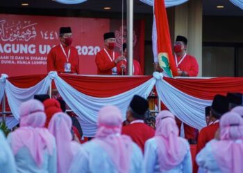 AHMAD Zahid Hamidi diiringi Timbalan Presiden UMNO, Datuk Seri Mohamad Hasan menaikkan bendera Sang Saka Bangsa dengan iringan lagu parti UMNO semasa Perhimpunan Agung UMNO 2020 di Plaza Merdeka, Pusat Dagangan Dunia Kuala Lumpur Sabtu lalu. - UTUSAN/AMIR KHALID