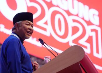 Ahmad Zahid Hamidi berucap pada penggulungan Perhimpunan Agung UMNO 2021. -UTUSAN/IQBAL ROSLI