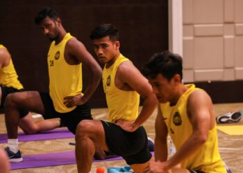 SAFAWI Rasid (dua dari kiri) menjalani latihan bersama skuad Harimau Malaya di Dubai. - IHSAN FAM