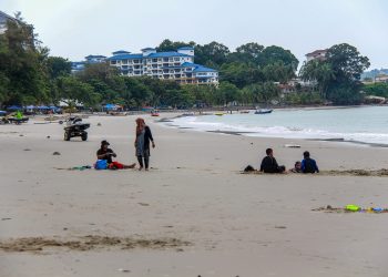 PANTAI Teluk Kemang, Port Dickson, Negeri Sembilan dijangka kembali meriah dengan kehadiran selepas kerajaan membenarkan aktiviti rentas negeri dan daerah. -UTUSAN/MUHAMMAD IZZAT TERMIZIE.