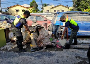 ANGGOTA PDRM menerusi pelbagai unit terus membantu membersihkan kawasan yang terjejas banjir.