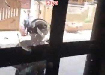 TANGKAP layar video tular seorang lelaki memecah cermin sebuah rumah di Taman Pinji Indah di Ipoh, kelmarin. - UTUSAN/MEDIA SOSIAL