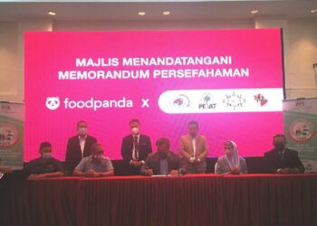 MUHAMMAD Musa (belakang, dua dari kiri) menyaksikan pihak Foodpanda dan wakil empat NGO menandatangani MOU di KUIS, semalam. - UTUSAN/
ABDUL RAZAK IDRIS