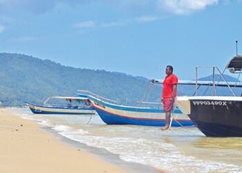 PENGUSAHA kemudahan rekreasi di Pantai Batu Feringghi, Pulau Pinang juga berdepan dengan risiko kehilangan mata pencarian berikutan pelaksanaan Perintah Kawalan Pergerakan Bersyarat mulai hari ini. –utusan/AMIR IRSYAD OMAR