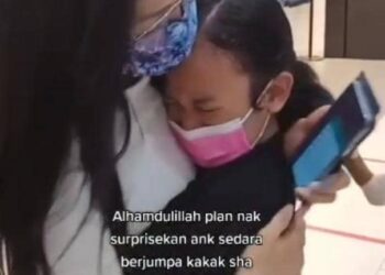 TANGKAP layar video memaparkan Kak Sha memeluk anak perempuannya setelah dua tahun tidak berjumpa ekoran penularan pandemik Covid-19. - MEDIA SOSIAL