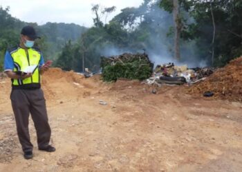 LONGGOKAN sampah haram yang dibakar secara terbuka berdekatan Taman Keruing, Desa Damai Putra, Sepang, Selangor, kelmarin. – IHSAN JAS