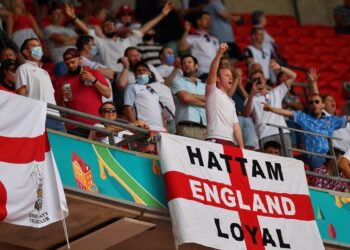 SEORANG penonton di Stadium Wembley cedera parah selepas dilaporkan terjatuh sebaik sahaja perlawanan antara England dan Croatia bermula. - AFP