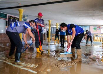 SEBAHAGIAN ahli Pemuda UMNO bergotong-royong membersihkan sebuah masjid yang terjejas dalam kejadian banjir di Bentong, Pahang semalam.