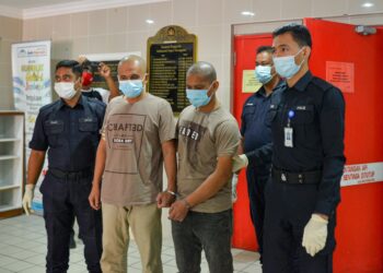 FAIZOL Aznan Muhamad (dua, dari kiri)  dan Mohd. Riduan Ismail dihukum gantung sampai mati selepas didapati bersalah membunuh rakan mereka yang juga pemungut telur penyu di Mahkamah Tinggi Kuala Terengganu hari ini. - PUQTRA HAIRRY ROSLI