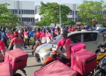 TANGKAP layar rakaman video memaparkan kejadian  yang berlaku di Persiaran Setia Perdana, Shah Alam, Selangor, semalam. - UTUSAN/MOHAMAD NAUFAL MOHAMAD IDRIS