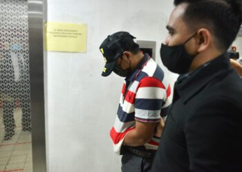 MOHD. Saiful Nizam didakwa atas pertuduhan  menyalahgunakan kuasa membabitkan projek bernilai RM17,000 di Mahkamah Sesyen Kuala Terengganu, Terengganu, hari ini. - UTUSAN/PUQTRA HAIRRY ROSLI