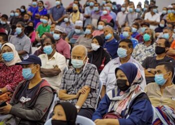 Sebahagian peniaga dan penjaja mendengar taklimat program Penyusunan Semula Peniaga dan Penjaja anjuran Majlis Bandaraya Shah Alam (MBSA) di Dewan Meranti, Bandar Baru Sungai Buloh, Selangor, semalam. – MINGGUAN/AMIR KHALID