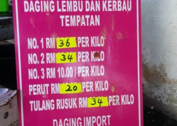 SENARAI harga lembu tempatan yang tidak mematuhi SHMMP di Pasar Borong Kampung Atap, Jalan Sekerat, Sungai Petani, semalam. - UTUSAN/OTHMAN YAHAYA