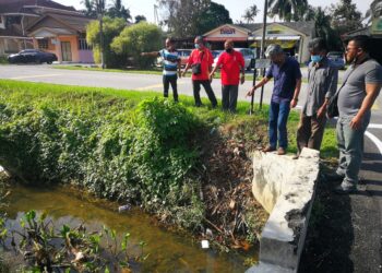 YAAKOB Anwar (baju belang, kiri) menunjukkan parit cetek di Kampung Klanang, Morib, Kuala Langat, Selangor. - UTUSAN / ABDUL RAZAK IDRIS