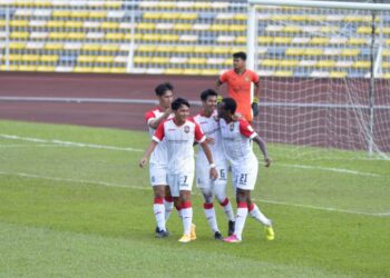 PEMAIN Sarawak United FC meraikan jaringan kedua mereka ketika menentang Perak II FC dalam perlawanan Liga Perdana di Stadium Perak, Ipoh hari ini. - UTUSAN/ZULFACHRI ZULKIFLI