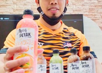 MUHAMMAD Kamal Ishak mengusahakan perniagaan produk 'Ayaq Petak' selepas mengalami trauma panjang akibat kemalangan jalan raya di Pulau Pinang.