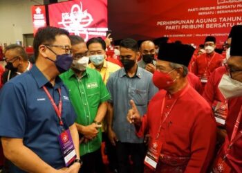 MUHYIDDIN Yassin beramah mesra bersama Dominic Lau Hoe Chai (kiri) dan Takiyuddin Hassan (dua kiri) selepas berucap pada ucapan dasar hari ke-2 Perhimpunan Agung Tahunan Kali yang ke-4 Parti Pribumi Bersatu Malaysia (Bersatu) di MITEC. - UTUSAN/AMIR KHALID