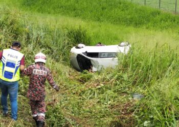 KERETA yang dipandu mangsa masuk ke dalam semak selepas terbabas di selekoh di Jalan Ulu Pauh-Padang Besar, Arau, Perlis hari ini. - UTUSAN