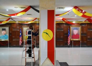 PETUGAS teknikal melakukan kerja-kerja pemeriksaan sebelum Perhimpunan Agung UMNO 2020 berlangsung di Pusat Dagangan Dunia Putra (PWTC), Kuala Lumpur. – UTUSAN/AMIR KHALID