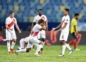 PEMAIN Peru meraikan kejayaan menumpaskan Colombia dalam saingan Copa America di Stadium Olympic, Goiania, Brazil hari ini. - AFP