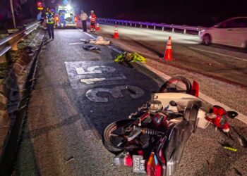 KEADAAN motosikal mangsa dalam nahas di Kilometer 315, Lebuh Raya Utara-Selatan arah utara dekat Tapah semalam. - UTUSAN