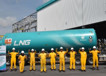 PEGAWAI dan kakitangan Petronas meraikan kejayaan penghantaran LNG ke-1,000.