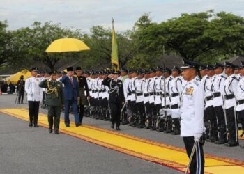 SULTAN Nazrin Muizzuddin Shah memeriksa kawalan kehormatan Batalion 3 PGA sempena majlis perasmian Kem Batalion 3 Pasukan Gerakan Am (PGA) Bidor. - UTUSAN