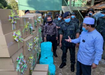 MOHD. Nasuruddin Daud (kanan) menyampaikan sumbangan kepada PGA yang melaksanakan penugasan di Sempadan Malaysia-Thailand di Kubang Pak Itam, Meranti,  Pasir Mas hari ini.