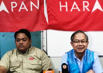 LEE Boon Chye (kanan) bersama calon PH DUN Bukit Chandan, Mohamad Khairul Amir Sabri pada sidang akhbar di di Ipoh, Perak. - UTUSAN/LIYANA RAMLI