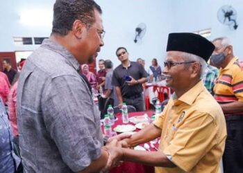 ABDUL Rahman Mohamad (tengah) beramah mesra dengan seorang kakitangan Felcra Wilayah Pahang di Majlis Santuni Pemimpin Institusi Felcra Berhad, Wilayah Pahang di  Kampung Kuala Lanar, Lipis, Pahang. - FOTO/HARIS FADILAH AHMAD