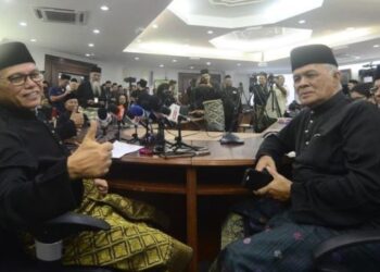 WAN ROSDY Wan Ismail (kiri) menunjukkan isyarat bagus dalam sidang akhbar di Bilik Gerakan Pejabat Daerah dan Tanah Pekan di Pekan, Pahang. - FOTO/SHAIKH AHMAD RAZIF