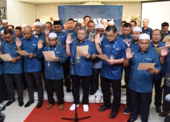 SAIFUDDIN Abdullah (tengah) bersama barisan calon Perikatan Nasional (PN) ketika mengangkat ikrar calon dalam satu majlis Pengenalan Calon dan Ikrar Calon PN Pahang bertempat di Wisma Dato Syed di Kuantan, Pahang. - FOTO/NORHAFIZAN ZULKIFLI