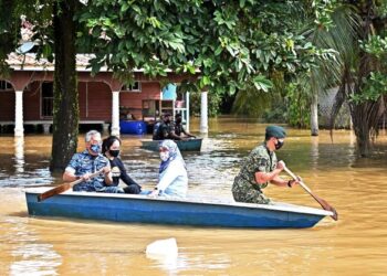 AL-Sultan Abdullah Ri'ayatuddin Al-Mustafa Billah Shah dan Tunku Azizah Aminah Maimunah Iskandariah berkenan menggunakan sampan untuk meninjau situasi banjir di Kampung Tanjung Medang di sini, hari ini.- Gambar FB ISTANA NEGARA