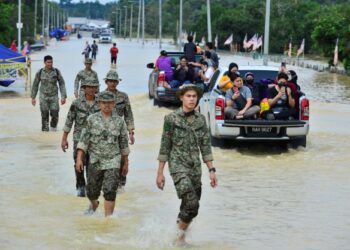 ANGGOTA tentera tampil memberi bantuan kepada penduduk di Taman Bukit Rangin Perdana, Kuantan, Pahang. -UTUSAN/SHAIKH AHMAD RAZIF